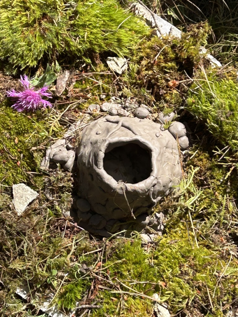 Quem olha para fora, sonha, quem olha para dentro, desperta!